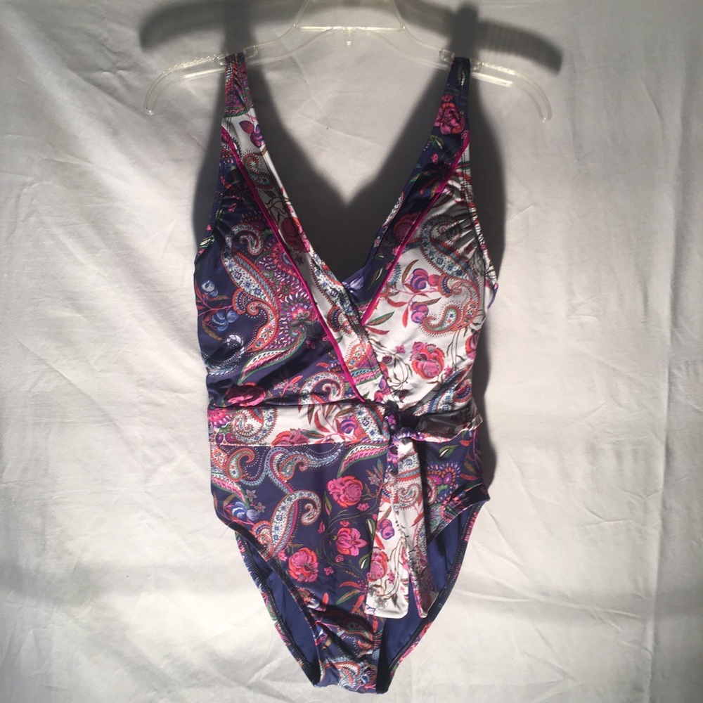 La Blanca one piece bath suit   size 8   blues and floral
